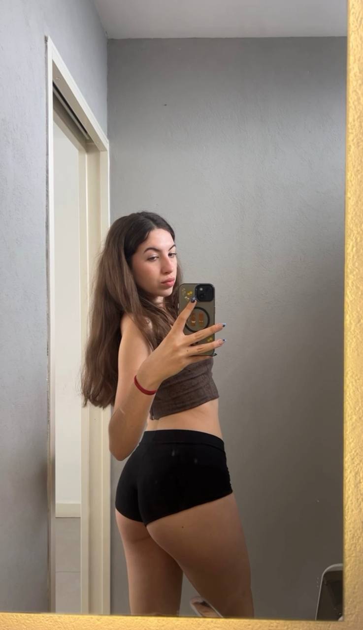 Amber in her underwear in Da Nang