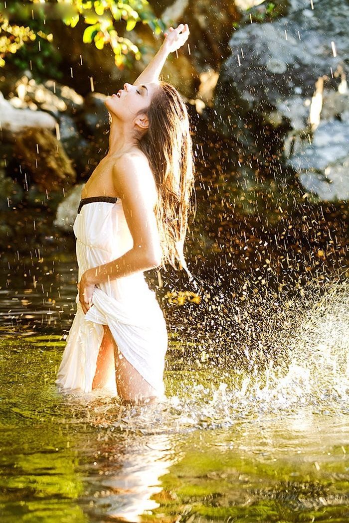 Marie Avgeropoulos in Da Nang