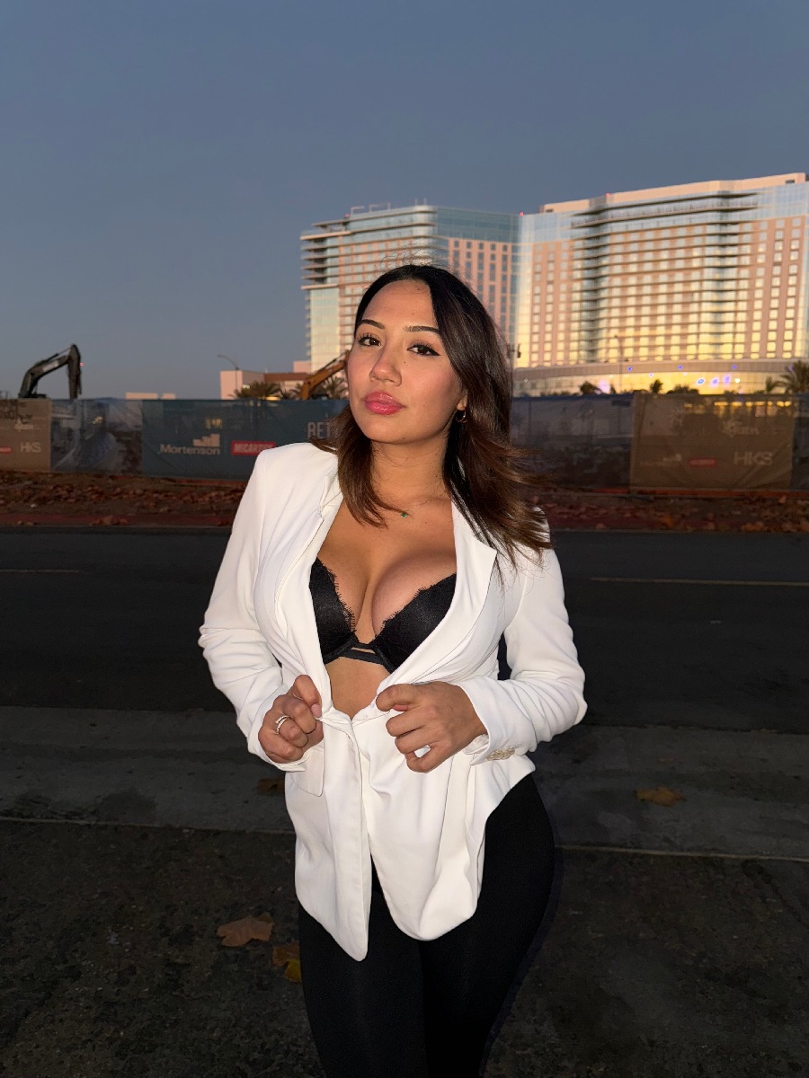 Take a pause and enjoy Ali Cruz — streaming from Da Nang