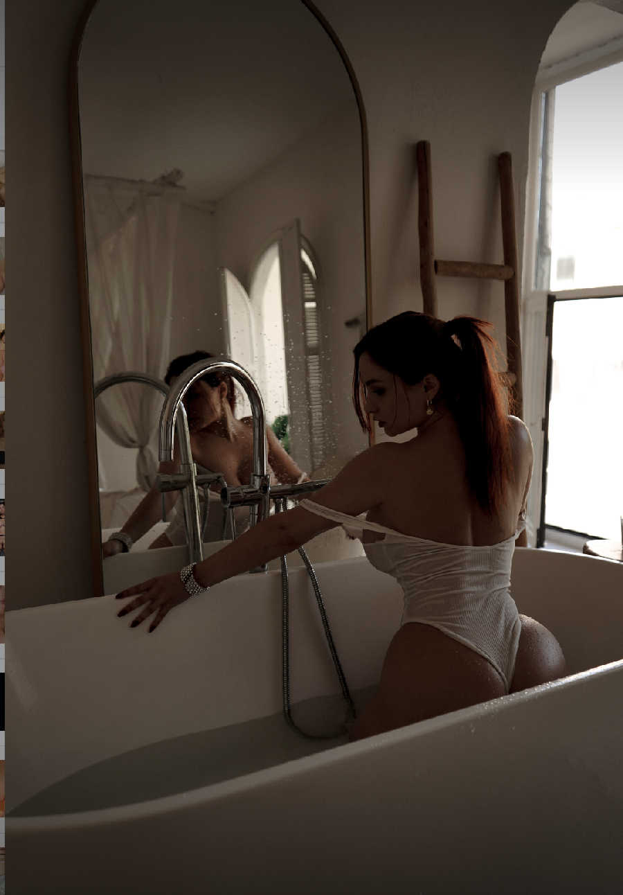 A playful frame from Miranda Faith nude — online in Da Nang