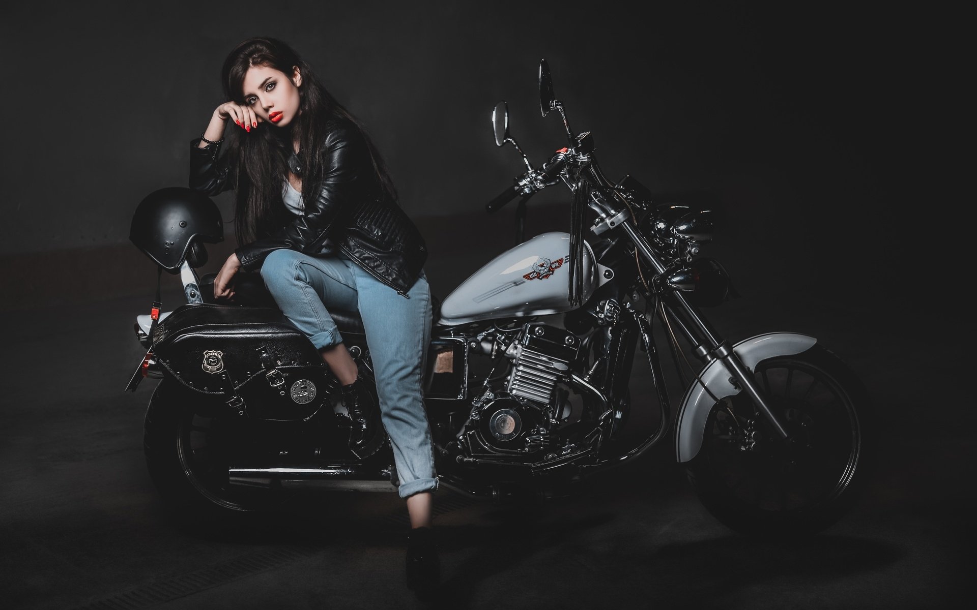Biker girls: style and drive in Da Nang