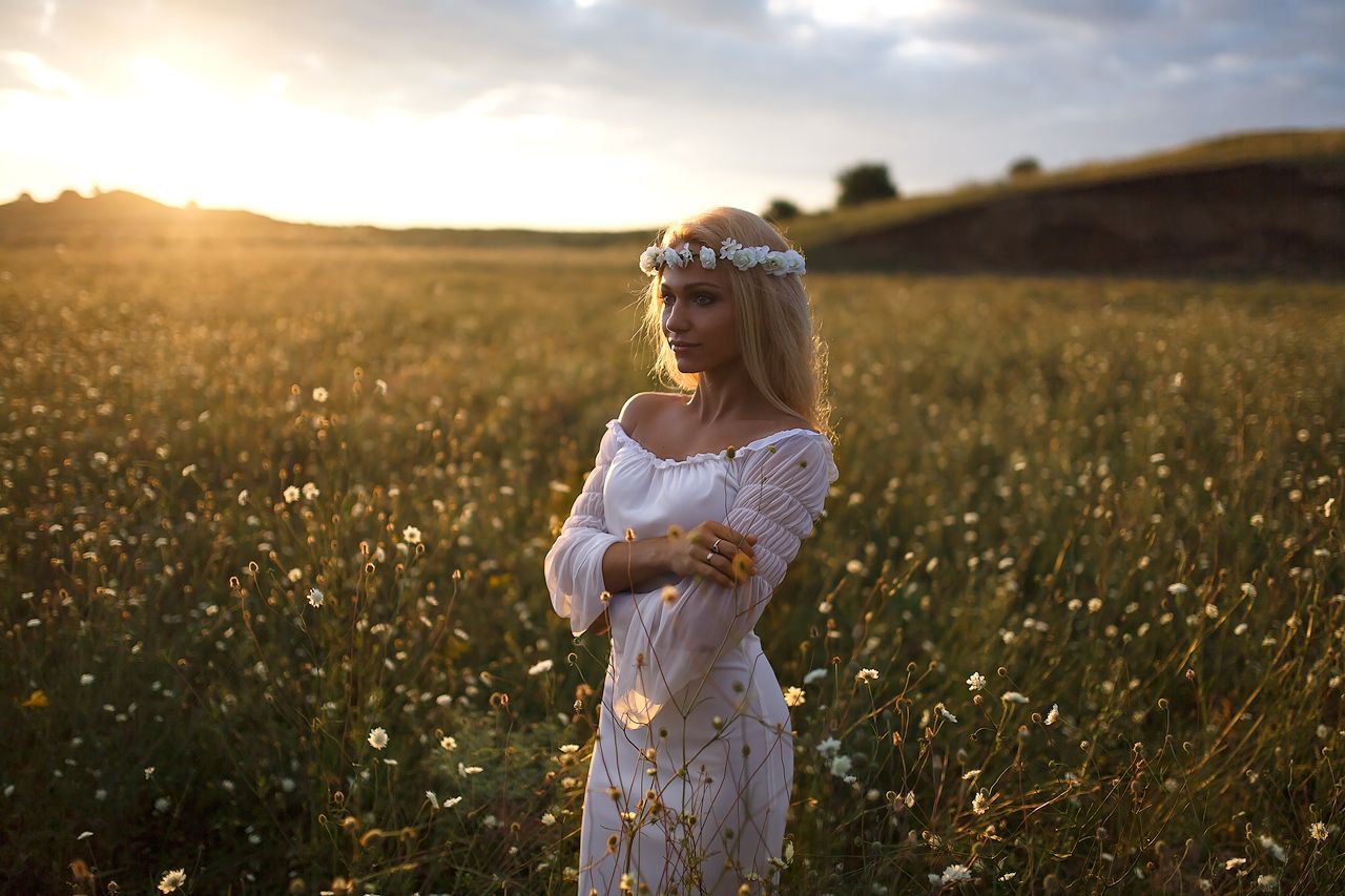 Girls in Slavic costumes in Da Nang